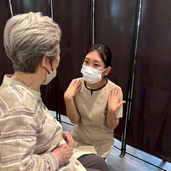 ケア内容を説明している様子