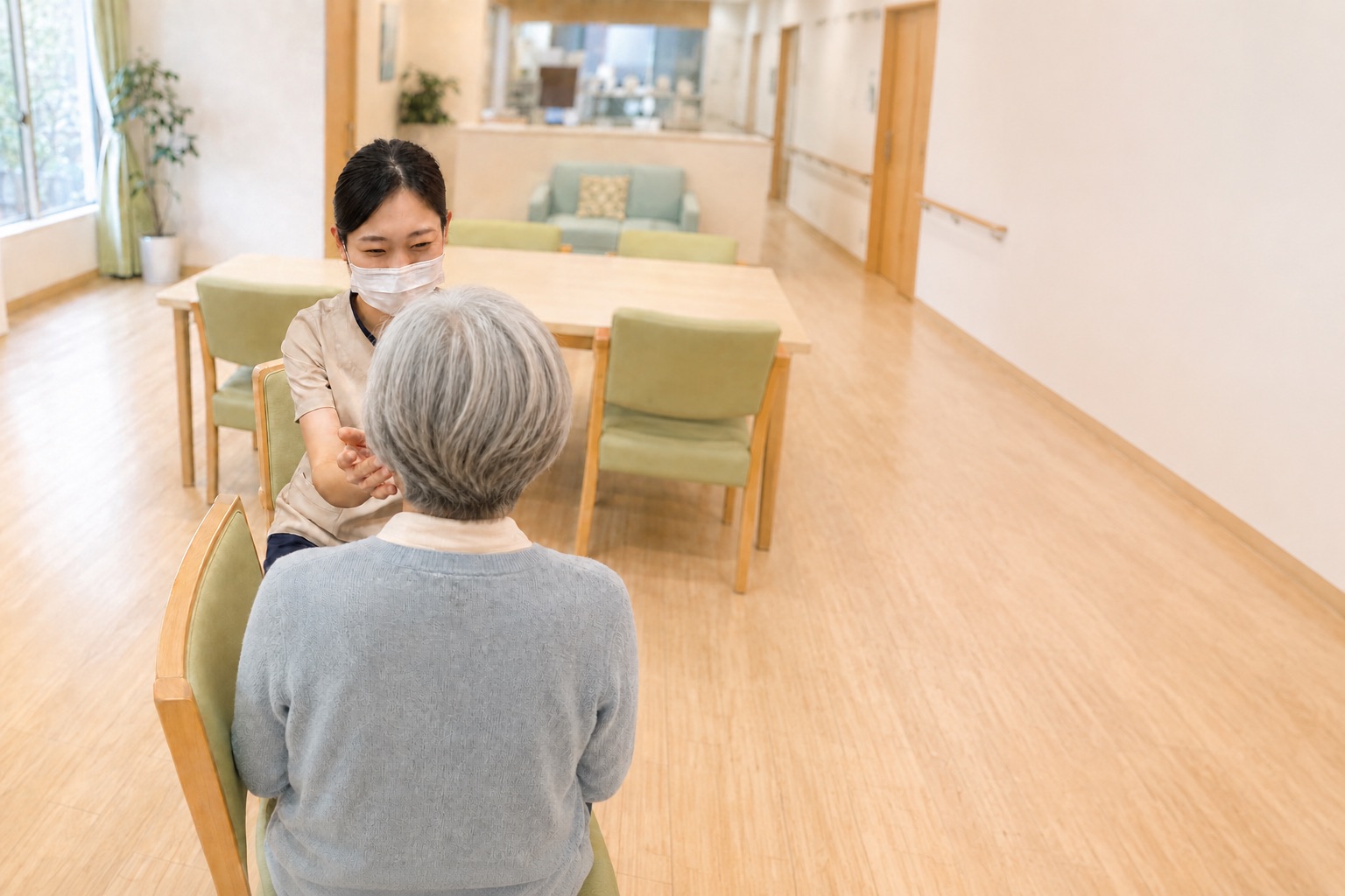 施設内で専門スタッフが利用者に説明している様子